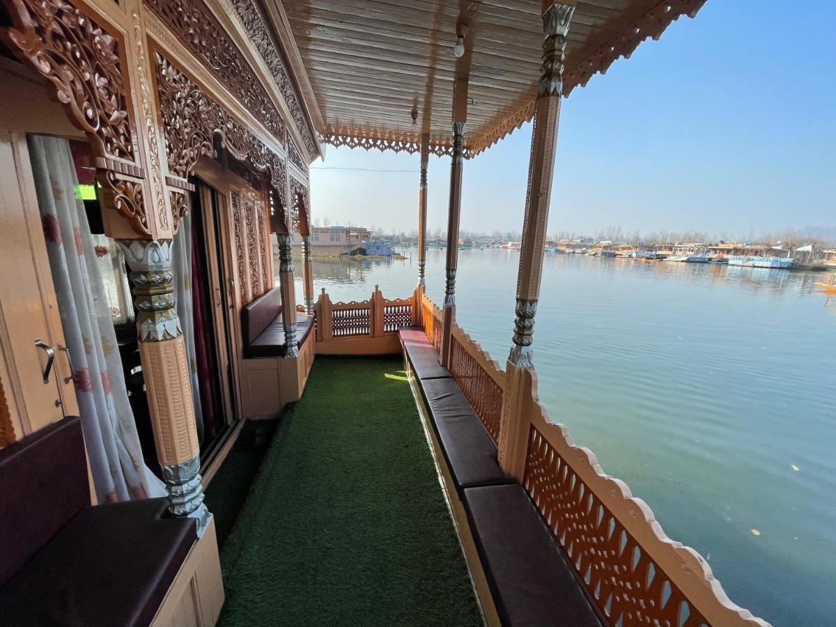 Floating Young Gulshan Houseboat Srīnagar Kültér fotó