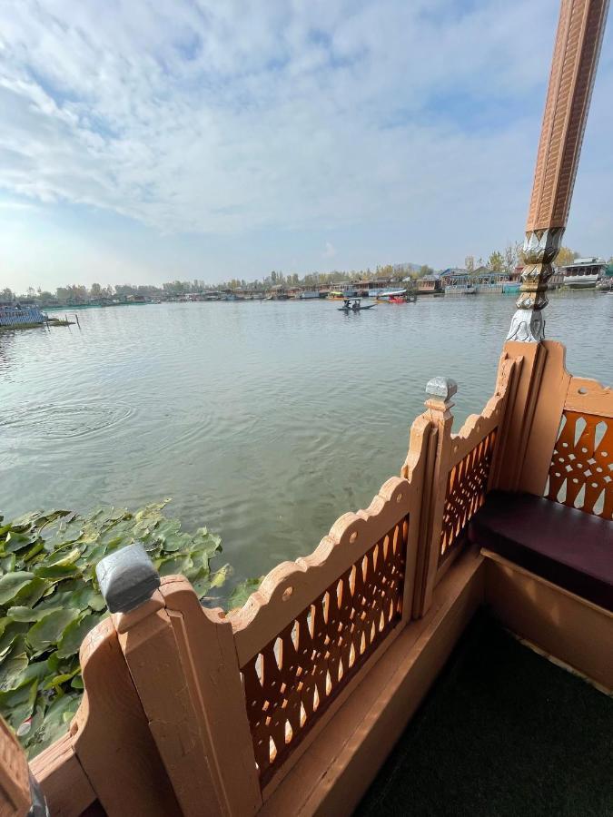 Floating Young Gulshan Houseboat Srīnagar Kültér fotó