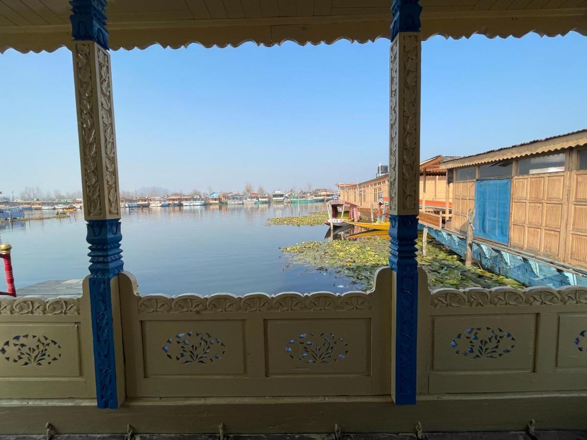 Floating Young Gulshan Houseboat Srīnagar Kültér fotó