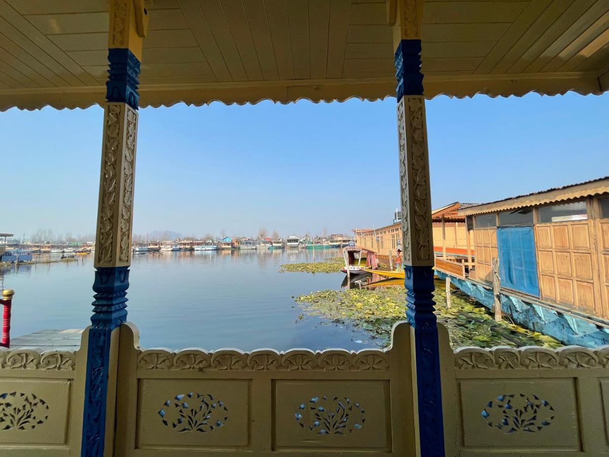 Floating Young Gulshan Houseboat Srīnagar Kültér fotó
