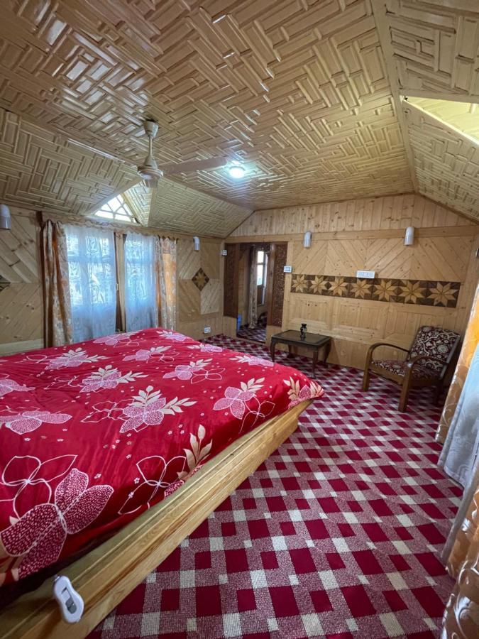 Floating Young Gulshan Houseboat Srīnagar Kültér fotó