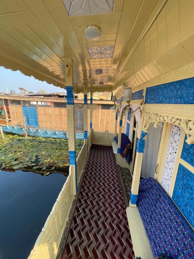 Floating Young Gulshan Houseboat Srīnagar Kültér fotó