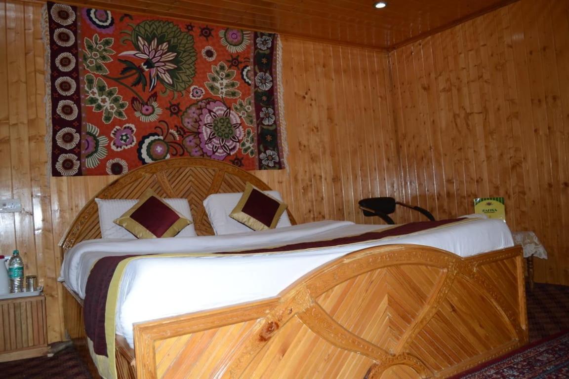 Floating Young Gulshan Houseboat Srīnagar Kültér fotó