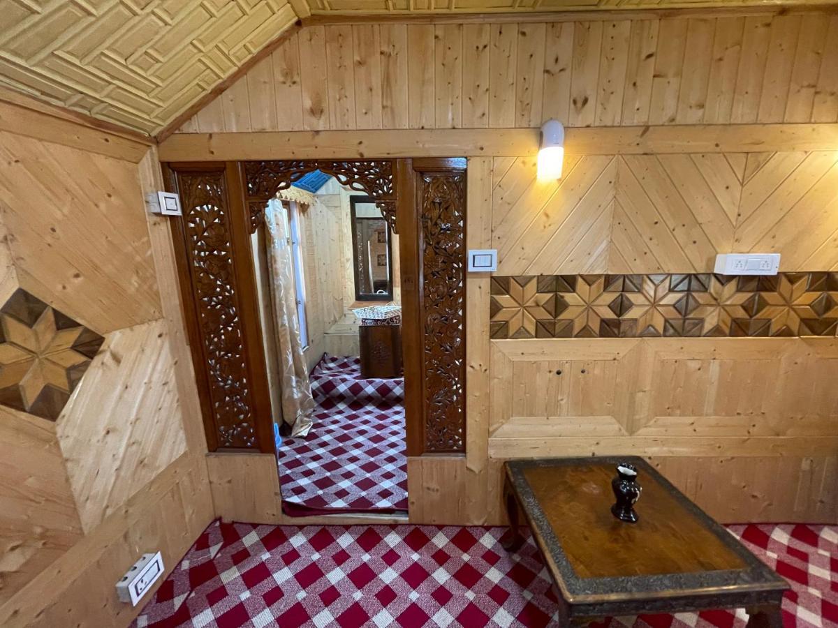 Floating Young Gulshan Houseboat Srīnagar Kültér fotó