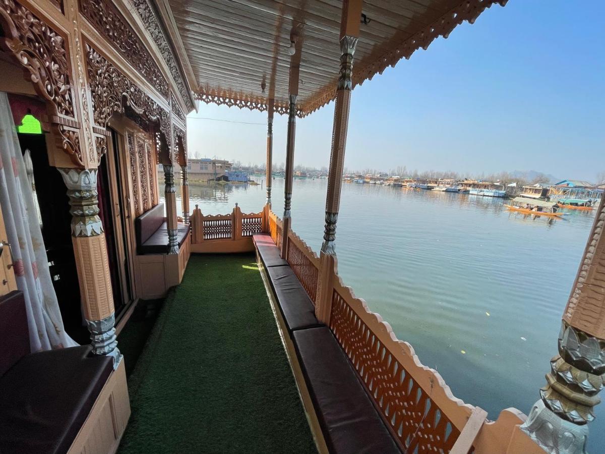 Floating Young Gulshan Houseboat Srīnagar Kültér fotó