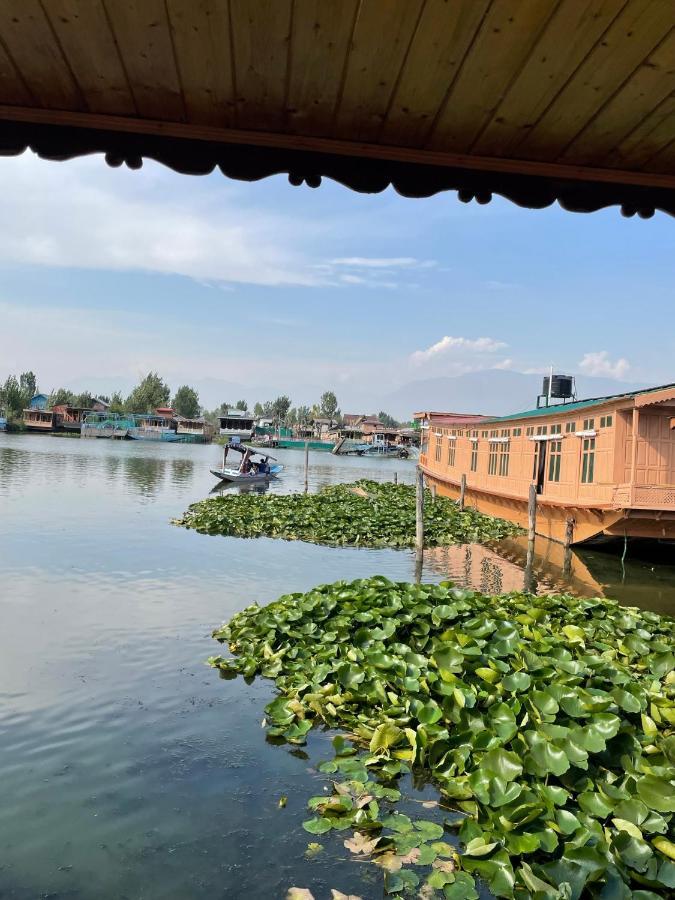 Floating Young Gulshan Houseboat Srīnagar Kültér fotó