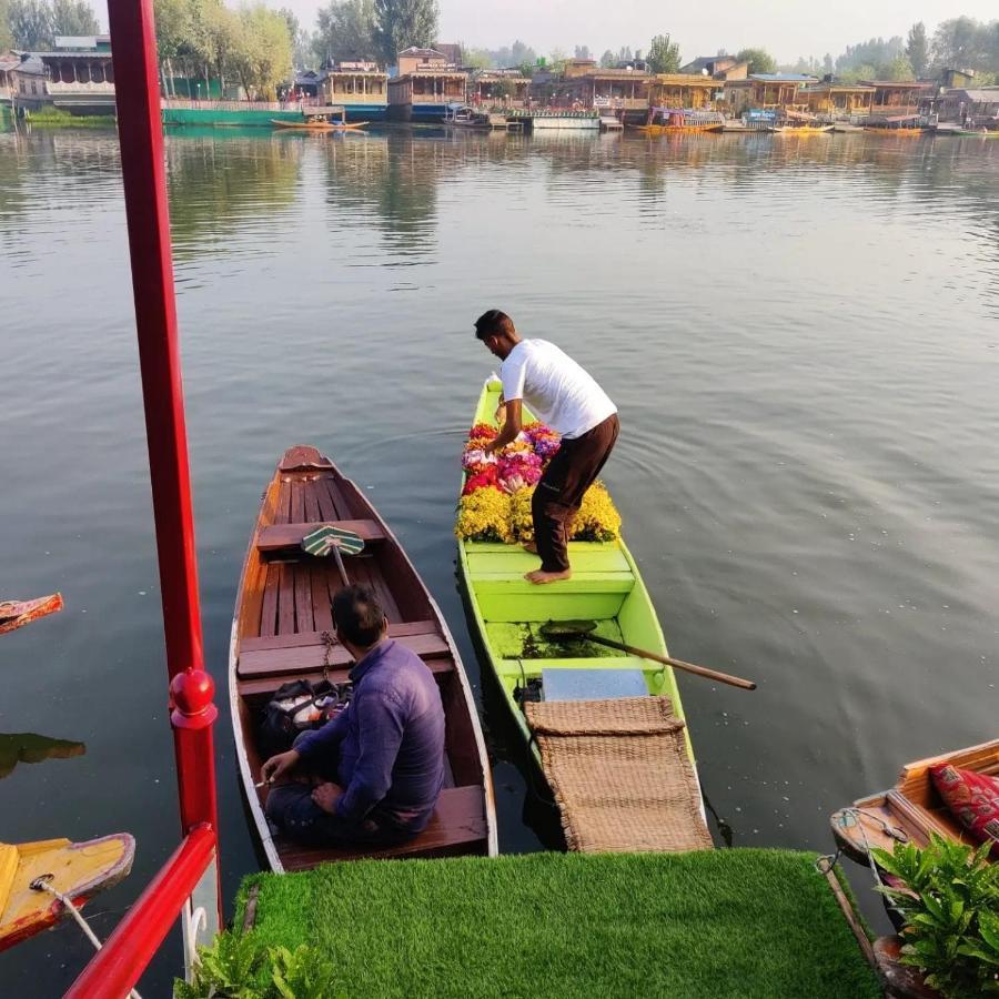 Floating Young Gulshan Houseboat Srīnagar Kültér fotó