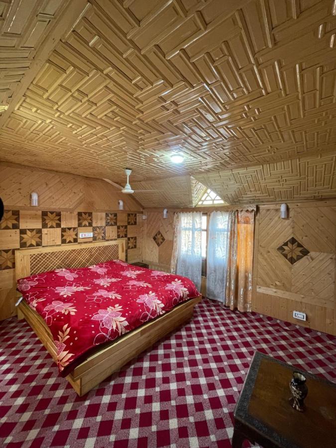 Floating Young Gulshan Houseboat Srīnagar Kültér fotó