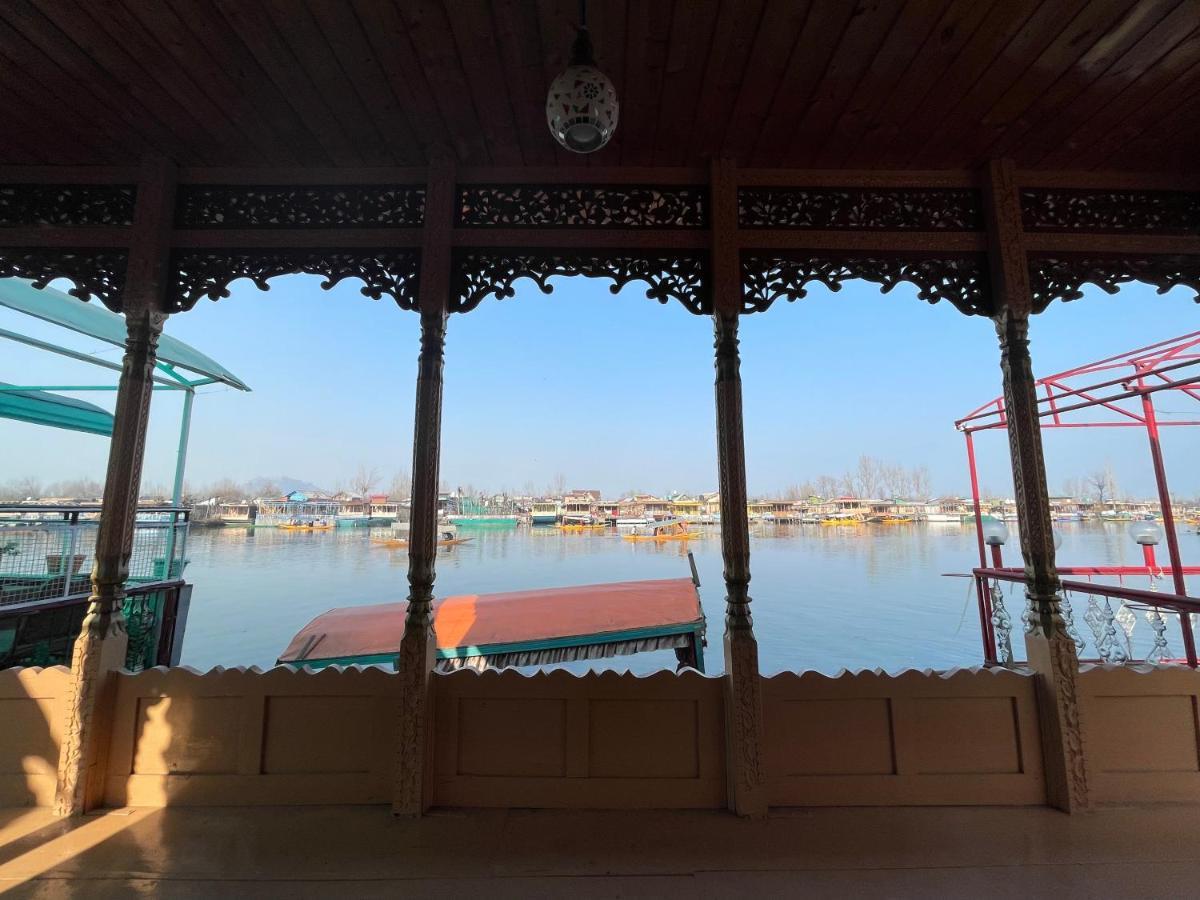 Floating Young Gulshan Houseboat Srīnagar Kültér fotó