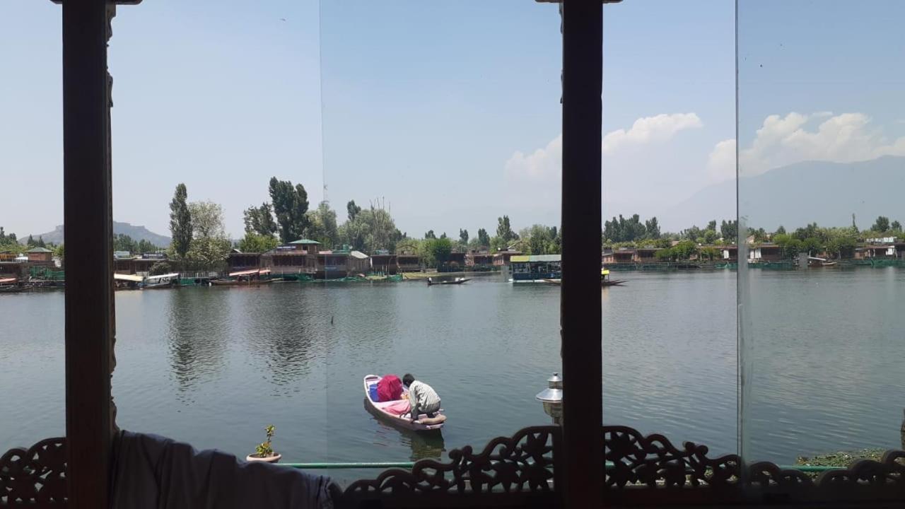 Floating Young Gulshan Houseboat Srīnagar Kültér fotó