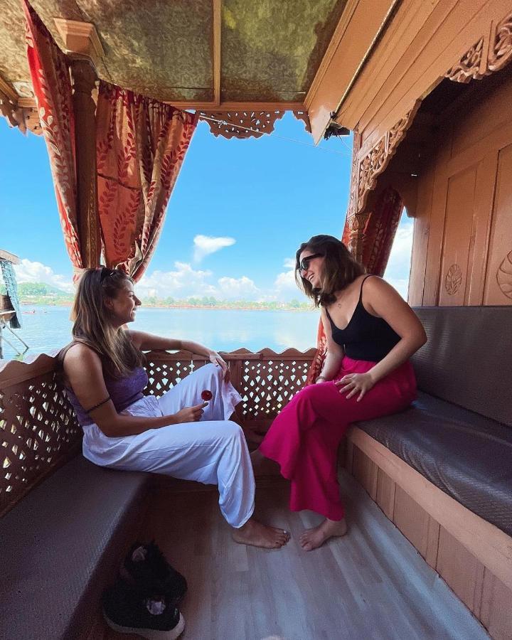 Floating Young Gulshan Houseboat Srīnagar Kültér fotó